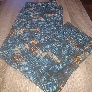 EUC Lularoe TC leggings black background